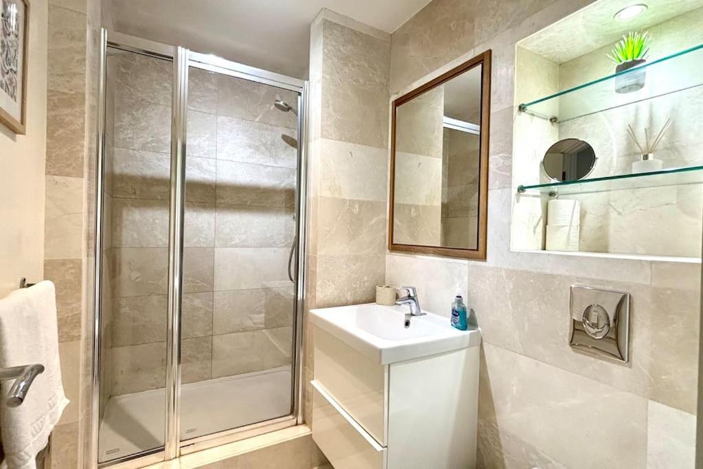 Apartment Stunning 2 Bed Ensuite